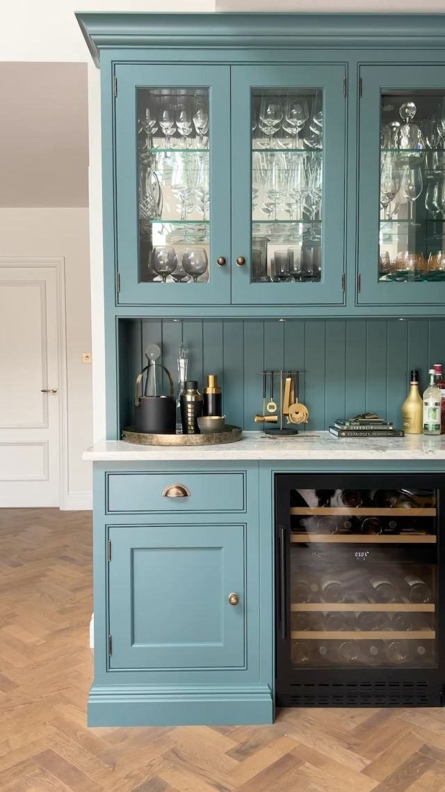 This stunning blue bar is anything but ordinary.

We love how it bridges the gap between the different living zones using the same classic detailing and playful colour palette as the kitchen. To create the ultimate backdrop for social gatherings, clients chose to incorporate a sleek quartz worktop for mixing drinks, ample glazed storage for their collection of glasses and an integrated wine fridge, an essential for any bar area.

.

#tomhowley #kitchendesign #home #interiors #bararea #bespokebar #homebar #interiordecor #hometour #homerenovation #drinks #contemporaryliving #contemporaryhome #socialkitchen #dinnerparty #gathering #kitchenlife #kitchenliving #dreamhome #luxuryhomes