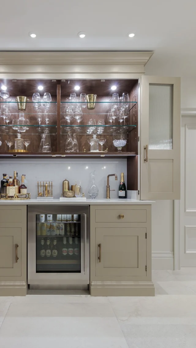 This bespoke bar area is part of our latest Butler kitchen design at our Wigmore Street showroom. Crafted with precision and practicality, it includes burnished brass details, seamless refrigeration, and sleek shelving to keep everything organised and easily accessible. It’s the perfect addition for those who love to entertain and host, especially during the summer months.

Here’s a closer look at the finer touches that make this bar one of a kind.

-

#tomhowley #bespokebar #homebar #entertainingathome #bespokekitchens #luxuryliving #bespokestorage #kitchendesign