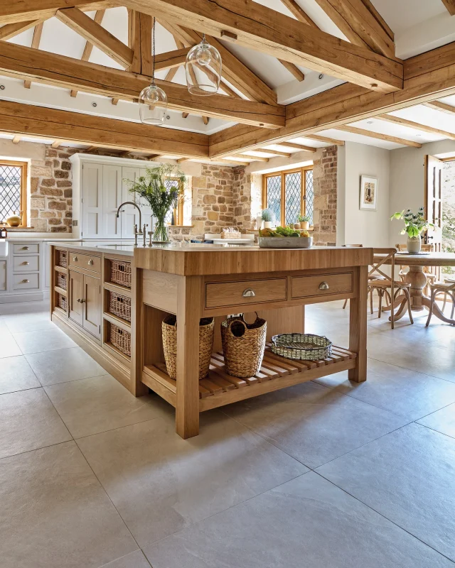 The kitchen has become such a dynamic area within the home, so it's essential to consider layout and traffic flow.

Small task zones can eliminate the chance for high-traffic hotspots. For example, two sinks, one central wash zone and a small prep sink will allow others to access drinks and prep meals without crossing paths.

Take a tour of this beautiful project via the link in our bio.

Project: @plaishhallrenovations2020

-

#tomhowley #kitchendesign #countryliving #countrykitchen #gradelisted #stonewall #oakkitchen #homeinspo #kitchenlayout