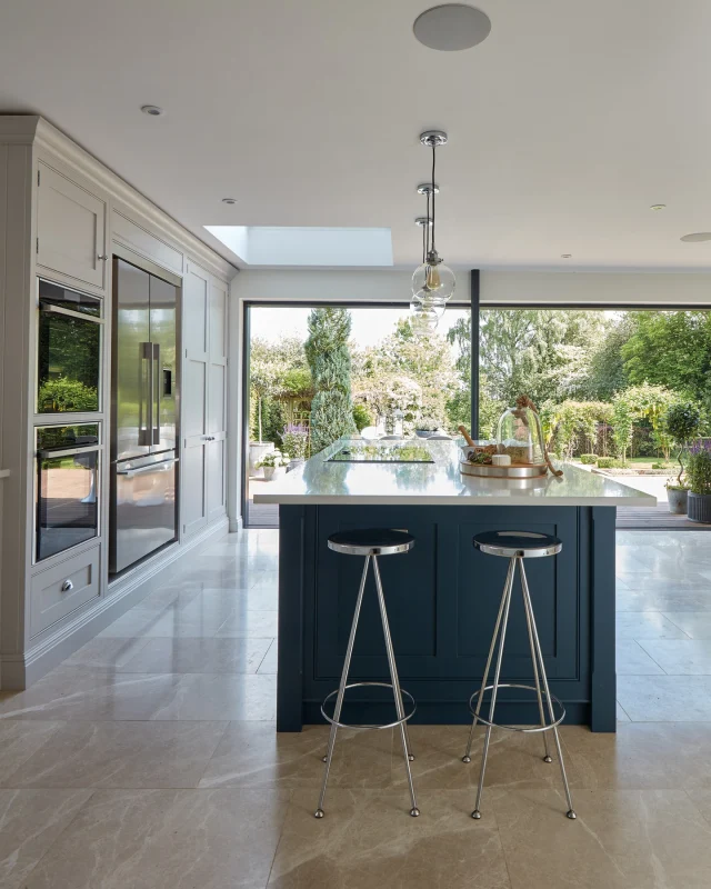 This calm, open-plan kitchen is designed for modern family life and effortless entertaining.

Thoughtful details like raised decking, skylights, and sliding doors create a seamless indoor-outdoor flow. With ample hidden storage, integrated appliances, and a beautifully painted island complete with a wine cooler, it’s made for hosting in style.

-

#tomhowley #openplanliving #kitchendesign #indooroutdoor #indooroutdoorliving #alfresco #bespokekitchen #hiddenkitchen #entertainingathome