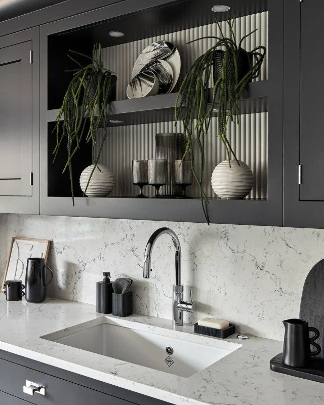 Our reeded back panels add more than just texture and depth; they quietly bring individuality and character to your kitchen.

It's a small detail that can significantly alter the overall feel of a room and make your design truly unique.

Swipe to see this detail up close in our Kavanagh kitchen, on display at our Nottingham showroom.

-

#tomhowley #reededcabinetry #darkinteriorideas #kitchendetails #bespokekitchen #openshelving #kitchenstorage #kitchendecorideas