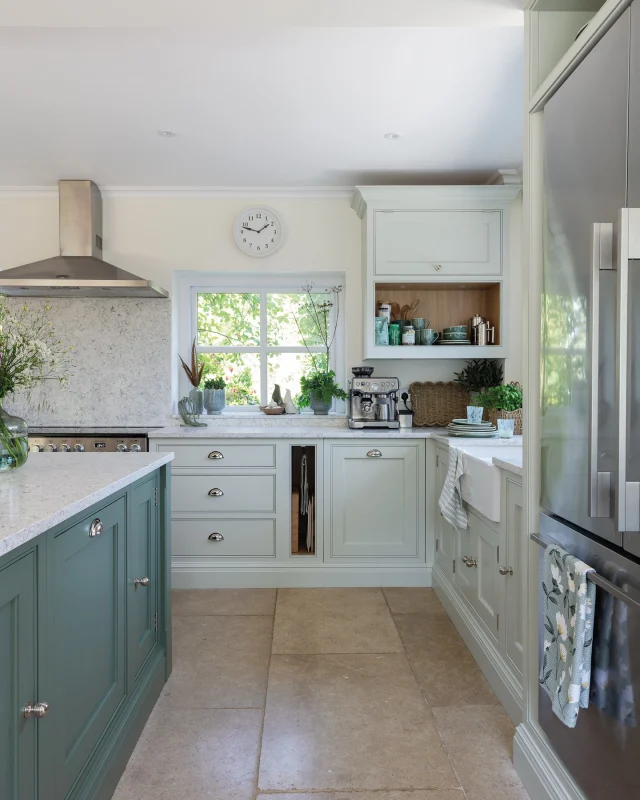 Clean lines, a soft colour palette and endless calm. 

We'd love to help bring your dream kitchen to life. Book your free consultation via the link in our bio.

Project: @gibbsandvetrenovate