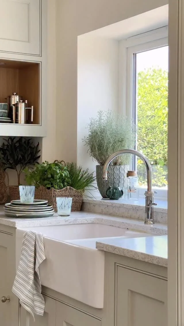 Your sink zone works hard, from daily clean-ups to making that first morning coffee, so thoughtful design here makes all the difference. Here’s what to include for maximum efficiency.

Think about:

- Integrated towel rails for easy access and a clutter-free look.
- A dishwasher nearby to make rinsing and loading effortless.
- A utensil or cutlery drawer close to hand for unloading and organisation.
- Storage beneath the sink for cleaning products or spare towels, keeping everything tidy yet accessible.

Book a design visit today and start planning your dream kitchen - link in bio.

Project: @gibbsandvetrenovate