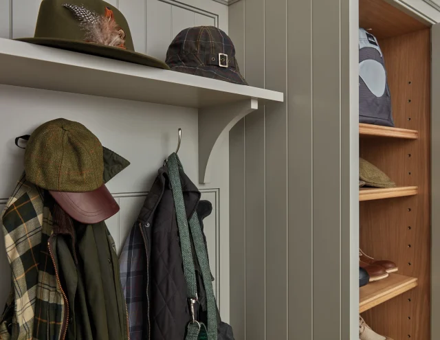 Country life, organised.

Tall cabinets with adjustable shelving make room for everything, from chunky boots to bags, while open shelves and hooks add that easy, lived-in charm. It’s the kind of space that welcomes you home after a long autumn walk in the countryside.