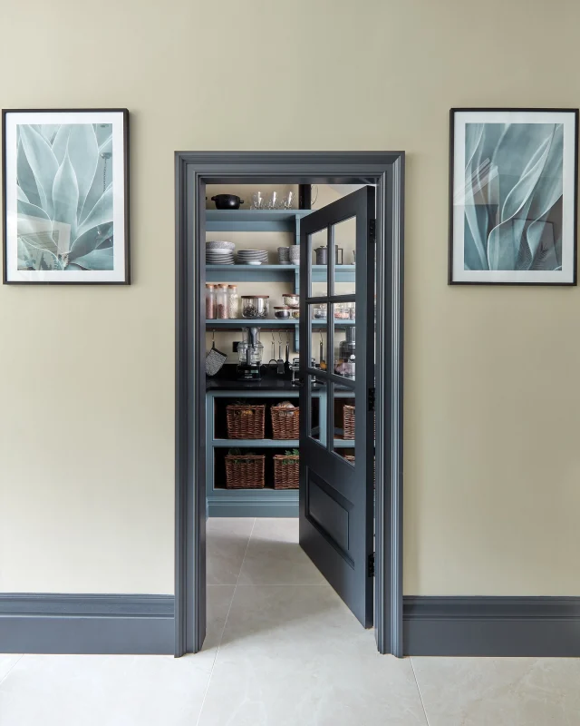 Walk-in pantries don’t need to be vast to work hard. When thoughtfully designed, even compact spaces can deliver exceptional storage.

Here, bespoke shelving, deep drawers, hanging rails and woven baskets are carefully arranged to make the most of every inch,  keeping ingredients organised, accessible and easy to live with day to day.

Collection: Hartford
Paint colour: Azurite
Worktop: Caesarstone Empira Black

-

#tomhowley #kitchendesign #pantryideas #walkinpantry #kitchenstorage