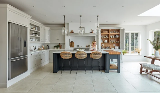 Have you noticed how a little extra daylight makes you want to clear every surface? It’s more than just a seasonal chore; it’s a spring reset, an instinctive craving for spaces that feel as light and airy as the world outside.

​In this bespoke family kitchen, we’ve used our versatile Tansy cabinetry to catch that spring sun, grounded by a bold Nightshade island. It’s a space designed to handle the hum of family life while staying effortlessly calm.

Step inside this beautiful project and others like it via the link in our bio.

-

#tomhowley #familykitchen #homerenovation #openplankitchen #springhome