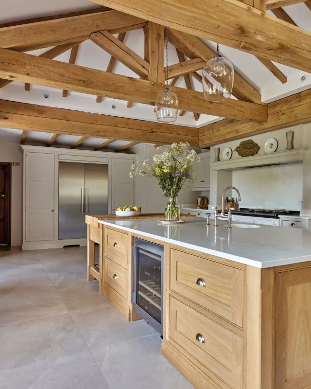 Deep drawers for heavy pots. Integrated pull-out bins. Concealed dishwashers. Bespoke cutlery inserts. Getting island storage right is the difference between a kitchen that simply functions and one that genuinely flows.

Swipe to see exactly what to plan for.

#tomhowley #kitchendesign #islandstorage #kitchenhacks #smartkitchen