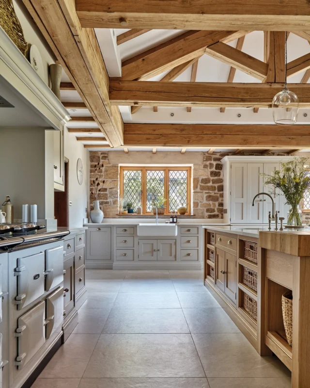 Designed to complement the home’s original details, this kitchen feels right at home, enhancing the character and individuality that make the space so special.

Swipe to take a look around.

Project: @plaishhallrenovations2020