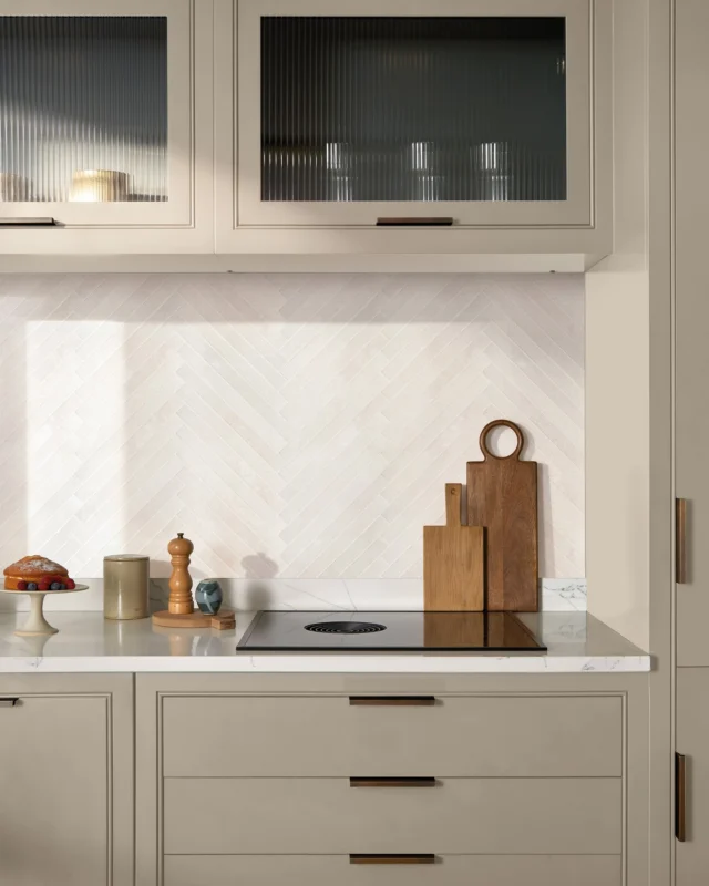 Texture, without saying too much.

We're big fans of reeded glass, used here to break up a run of solid cabinetry and bring a softer, more tactile texture into the space.

Want to see how reeded glass could work in your kitchen? Book a complimentary design visit — link in bio.

#tomhowley #reededglass #kitchendesign #kitcheninspo #bespokekitchen