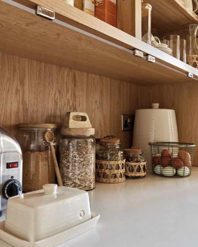 Some things never go out of style. 

Oak cabinetry continues to be an unwavering choice across both contemporary and classic kitchens, offering a calming ambience whatever the wider style. Use it on internals for a hint of warmth, go full oak for something more traditional, or mix it with a painted finish for the best of both.

Want to see oak in action? Order your free brochure via the link in our bio.

#tomhowley #oakkitchen #kitchendesign #kitcheninspo #bespokekitchen